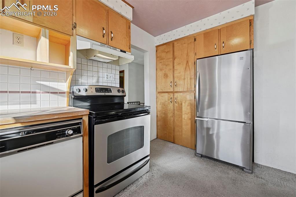 Image 15 of 39: Kitchen