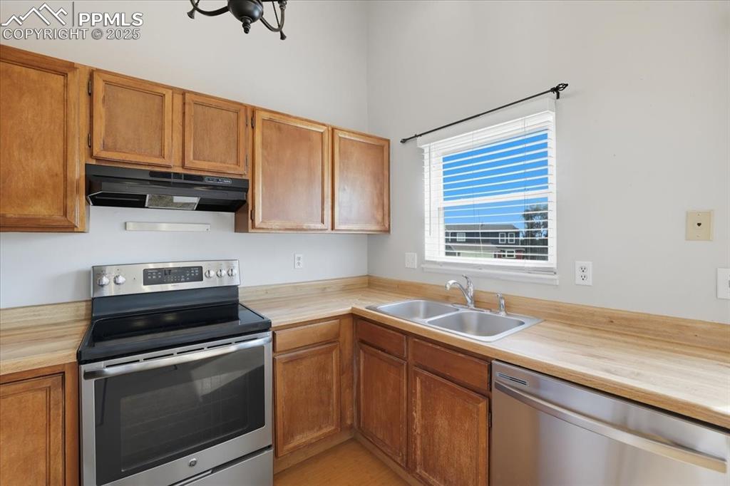 Image 15 of 24: Kitchen