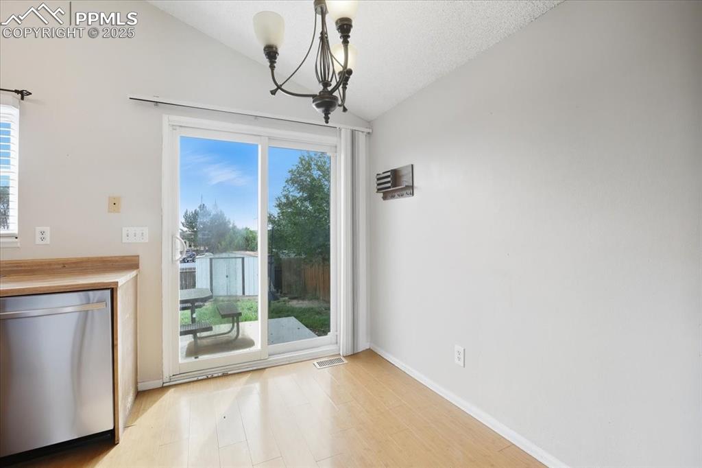 Image 16 of 24: Dining Area