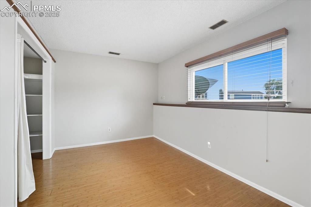 Image 19 of 24: Bedroom