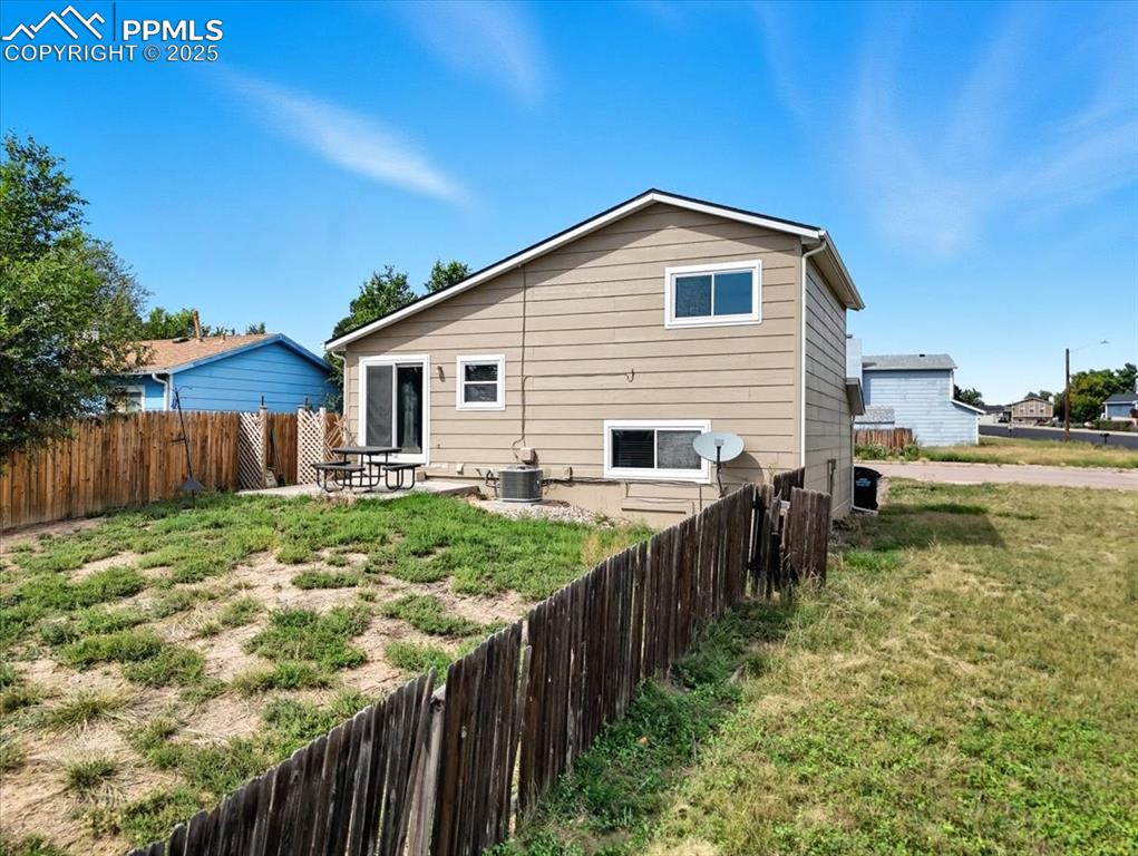 Image 20 of 24: Back of Structure