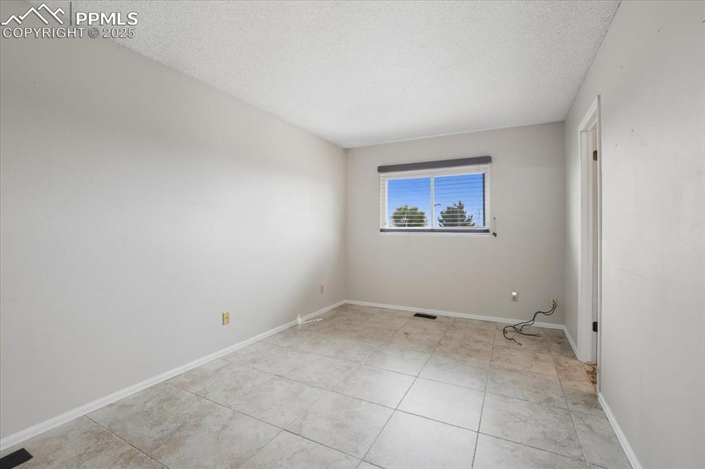 Image 4 of 24: Bedroom