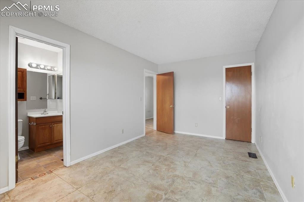 Image 5 of 24: Bedroom