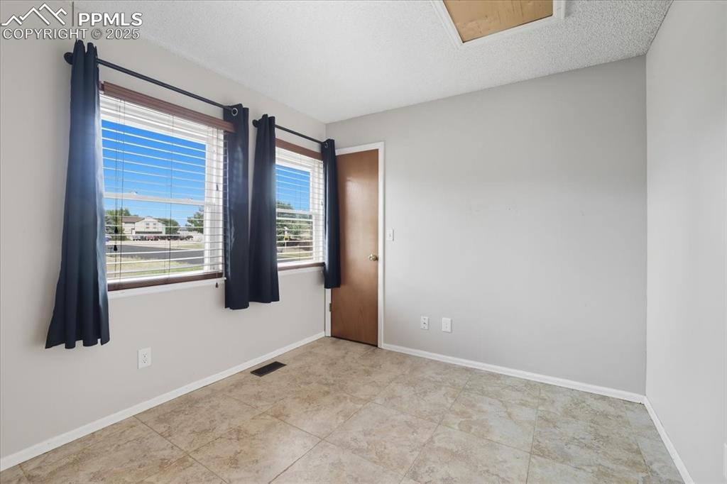 Image 9 of 24: Bedroom