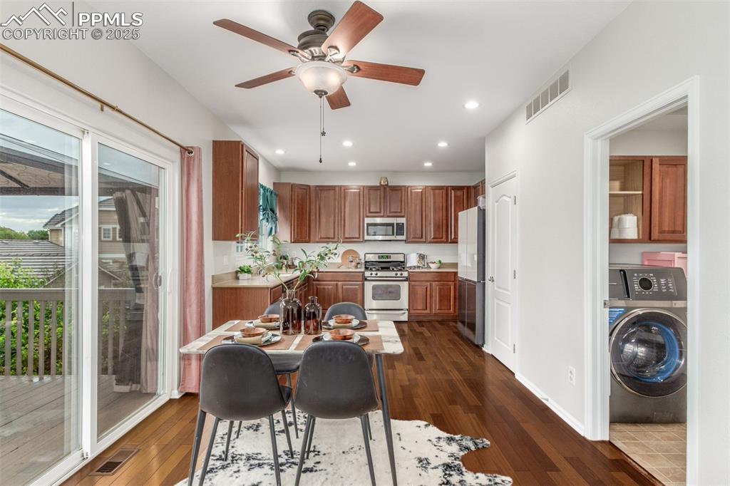 Image 12 of 50: Dining Area