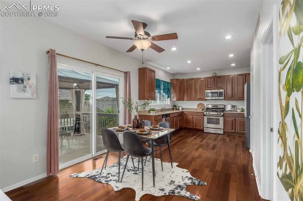 Image 14 of 50: Kitchen