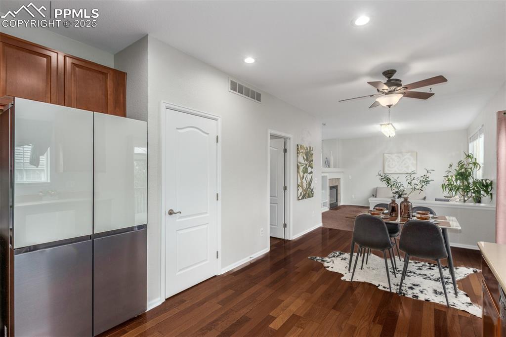 Image 15 of 50: Dining Area