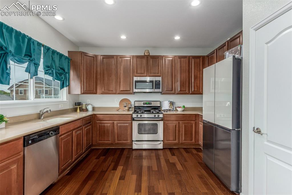 Image 16 of 50: Kitchen