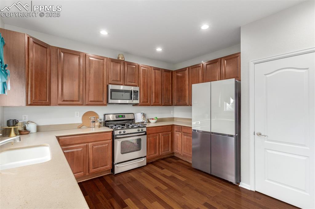 Image 17 of 50: Kitchen