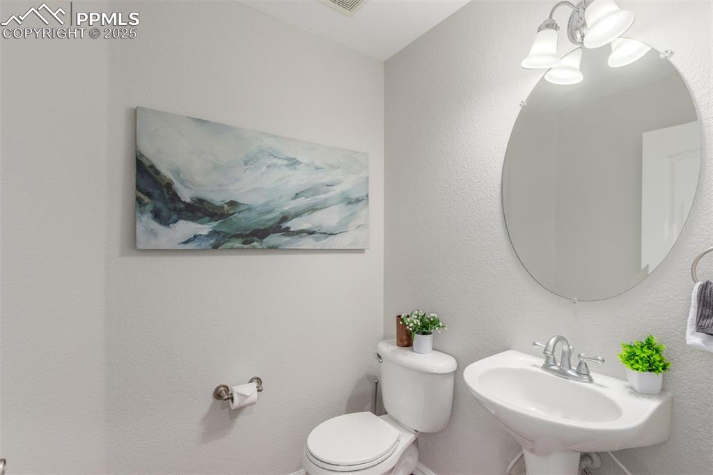 Image 18 of 50: Bathroom