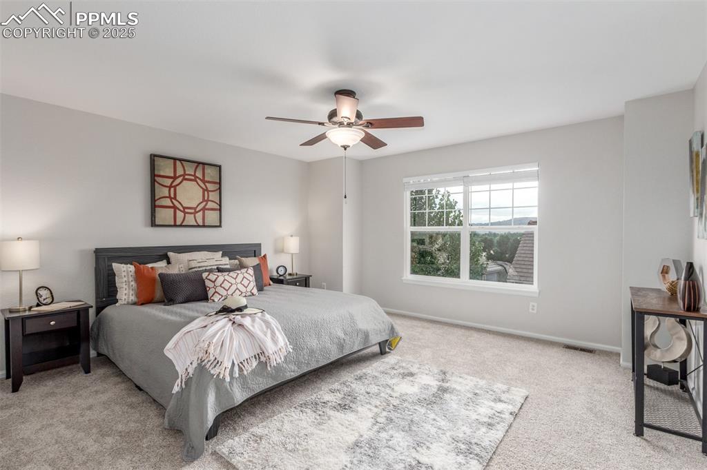 Image 19 of 50: Bedroom