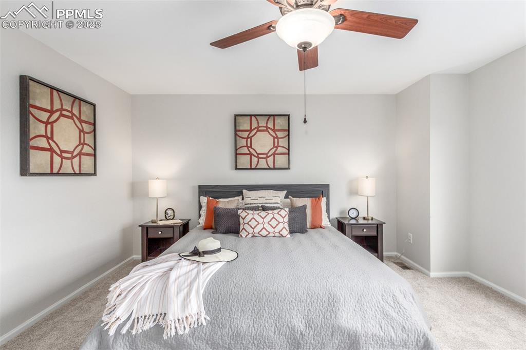 Image 20 of 50: Bedroom