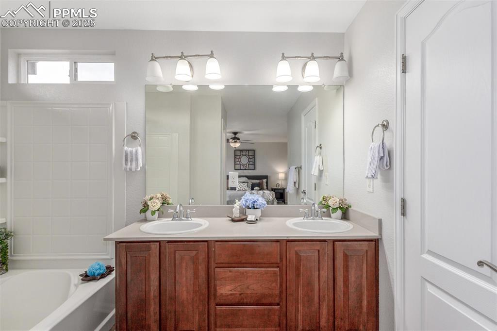 Image 22 of 50: Bathroom