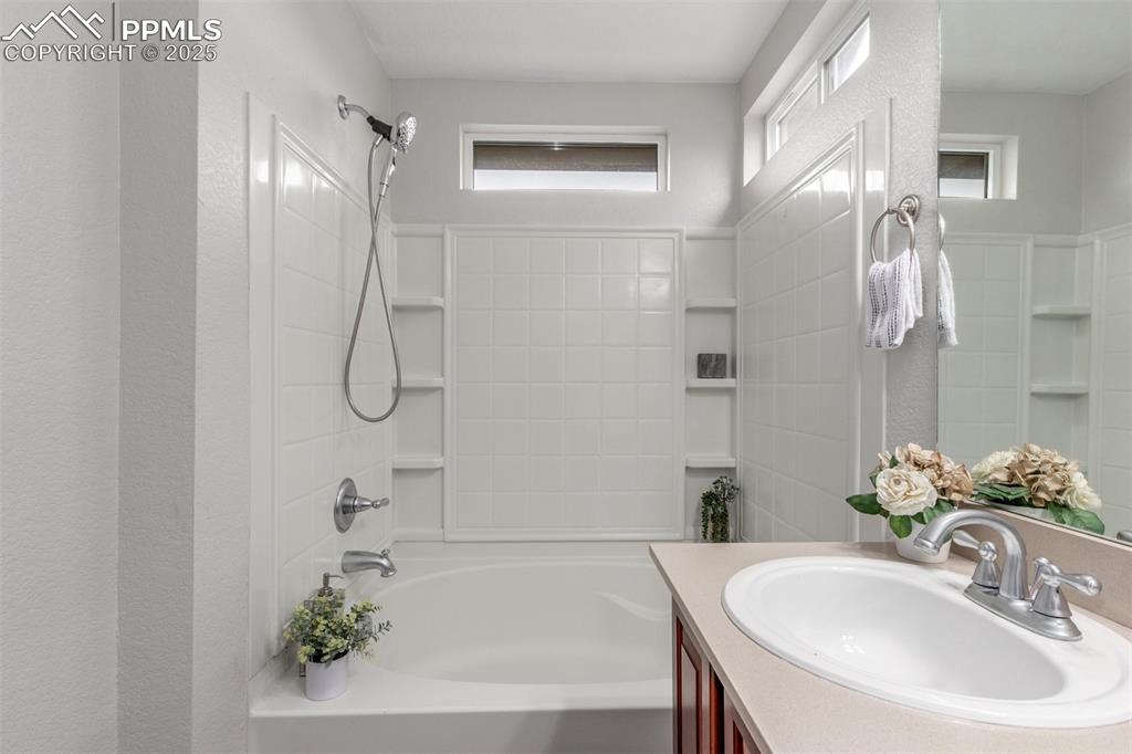 Image 23 of 50: Bathroom