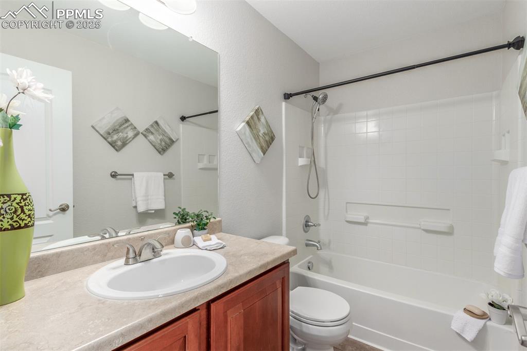 Image 30 of 50: Bathroom