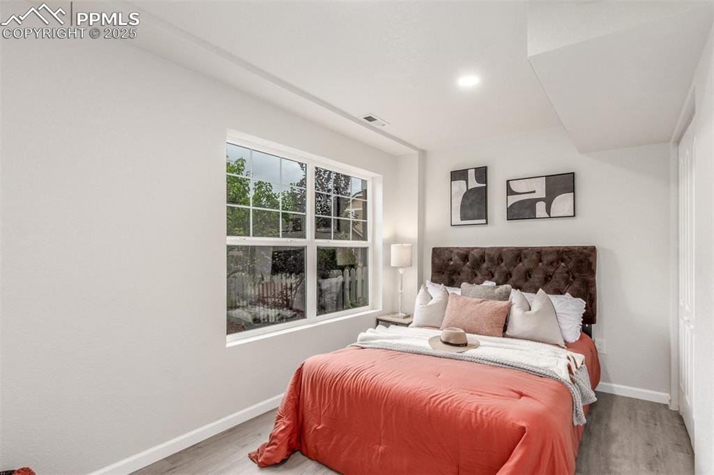 Image 31 of 50: Bedroom