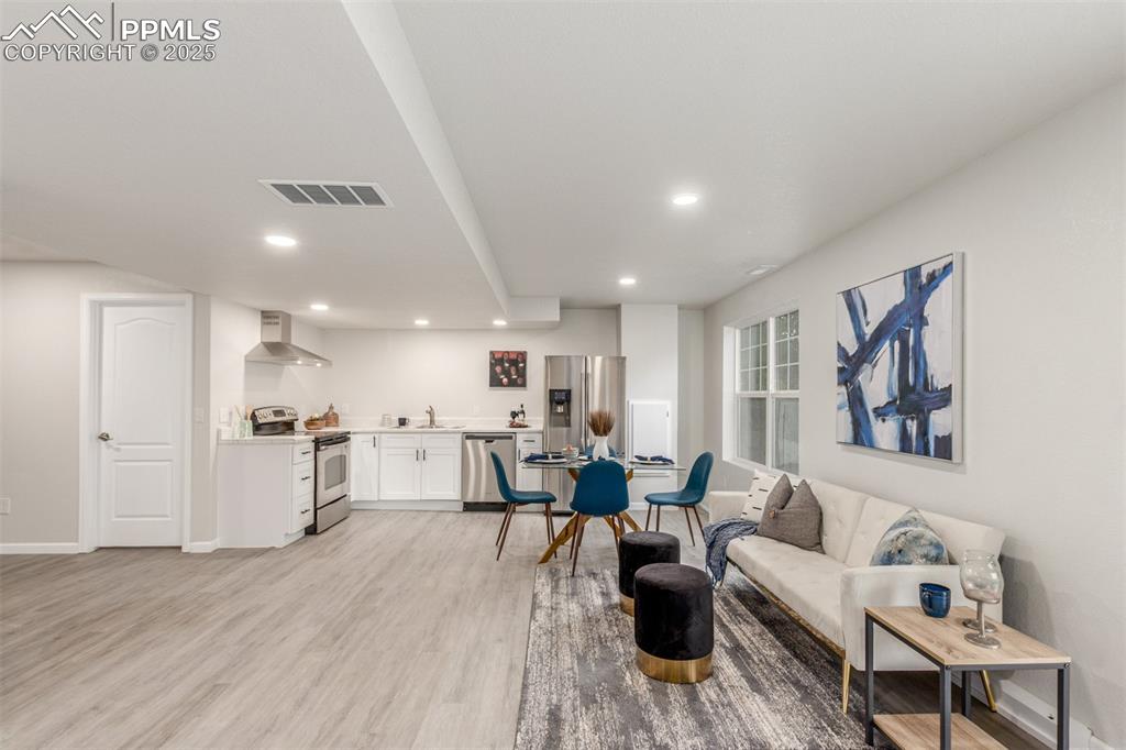 Image 33 of 50: Living Room