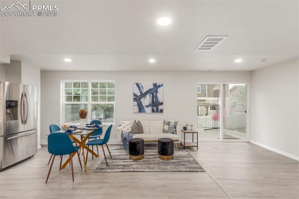 Image 34 of 50: Living Room