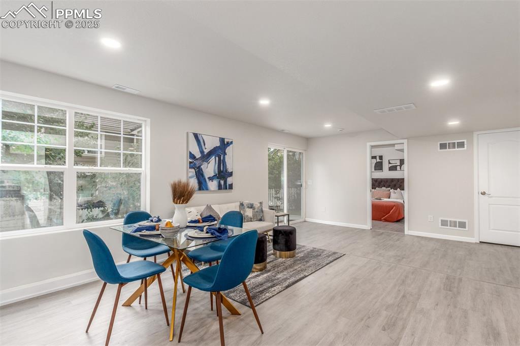 Image 35 of 50: Dining Area