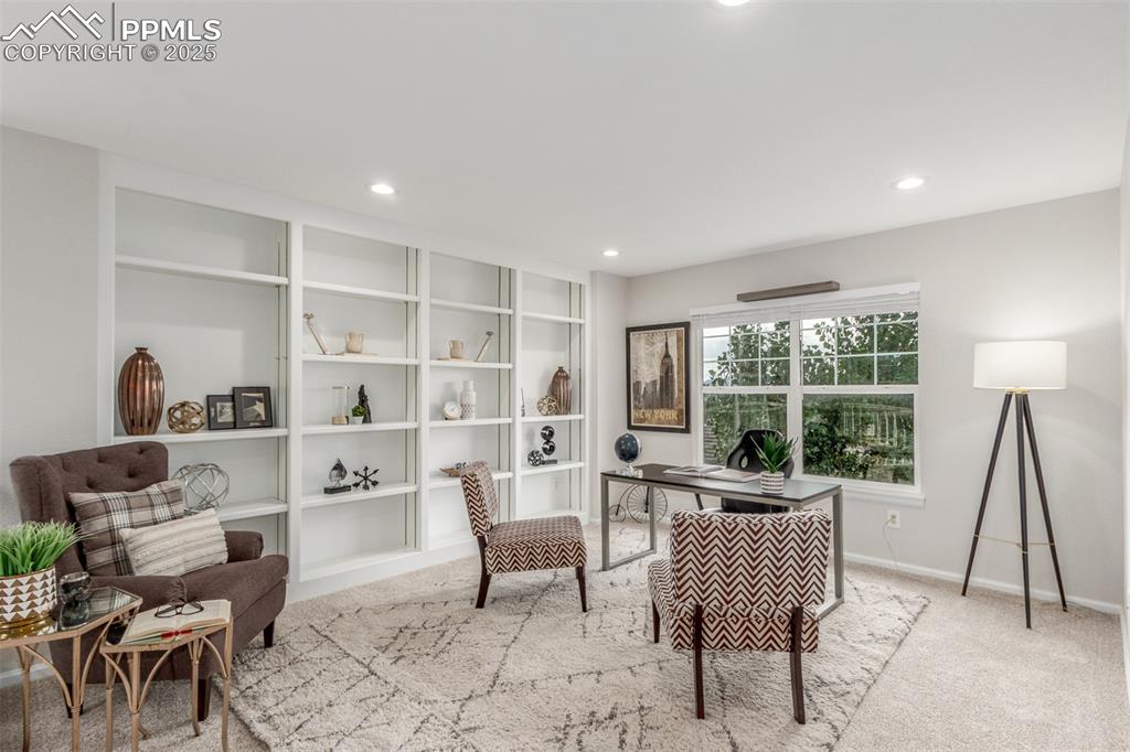 Image 38 of 50: Office