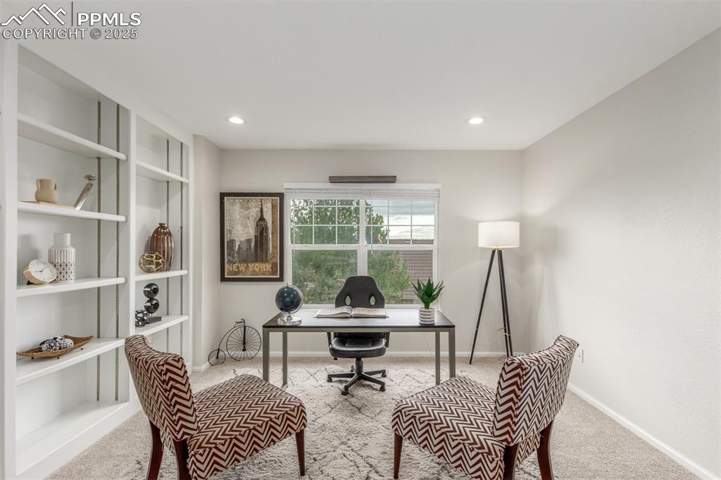 Image 39 of 50: Office