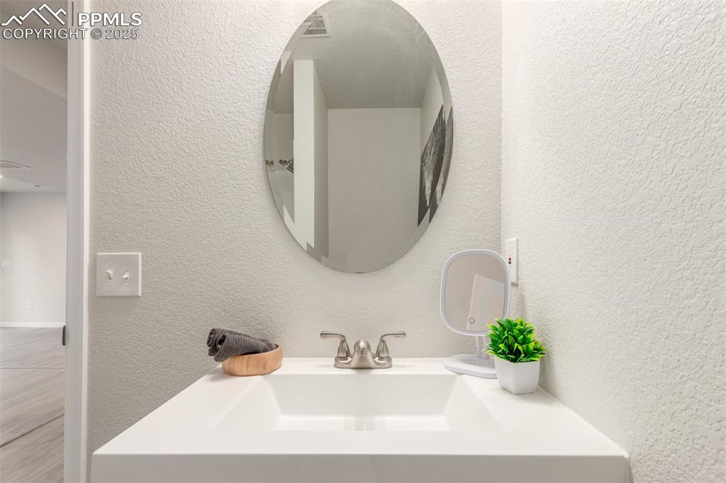 Image 43 of 50: Bathroom