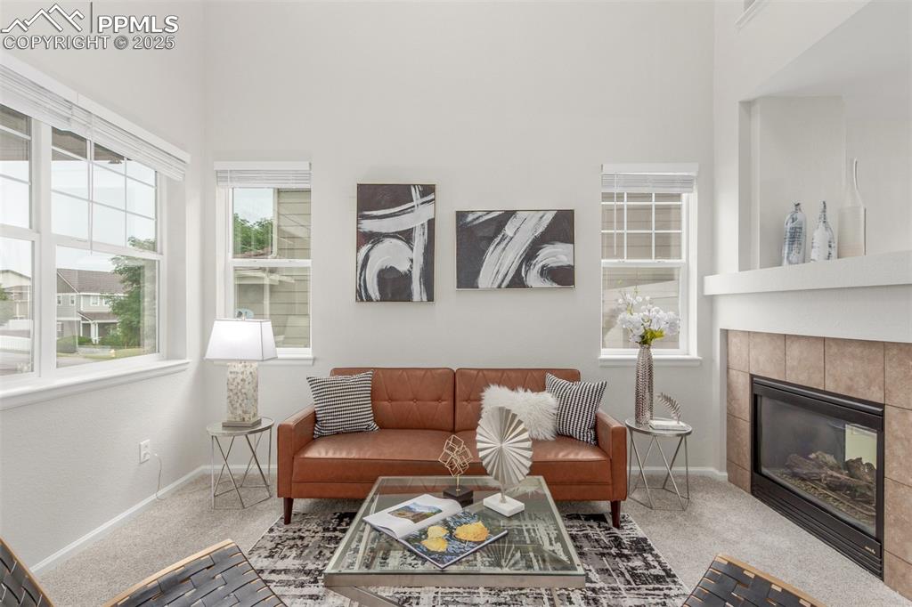 Image 5 of 50: Living Room