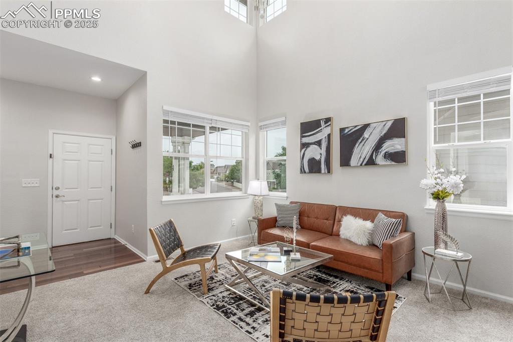 Image 6 of 50: Living Room