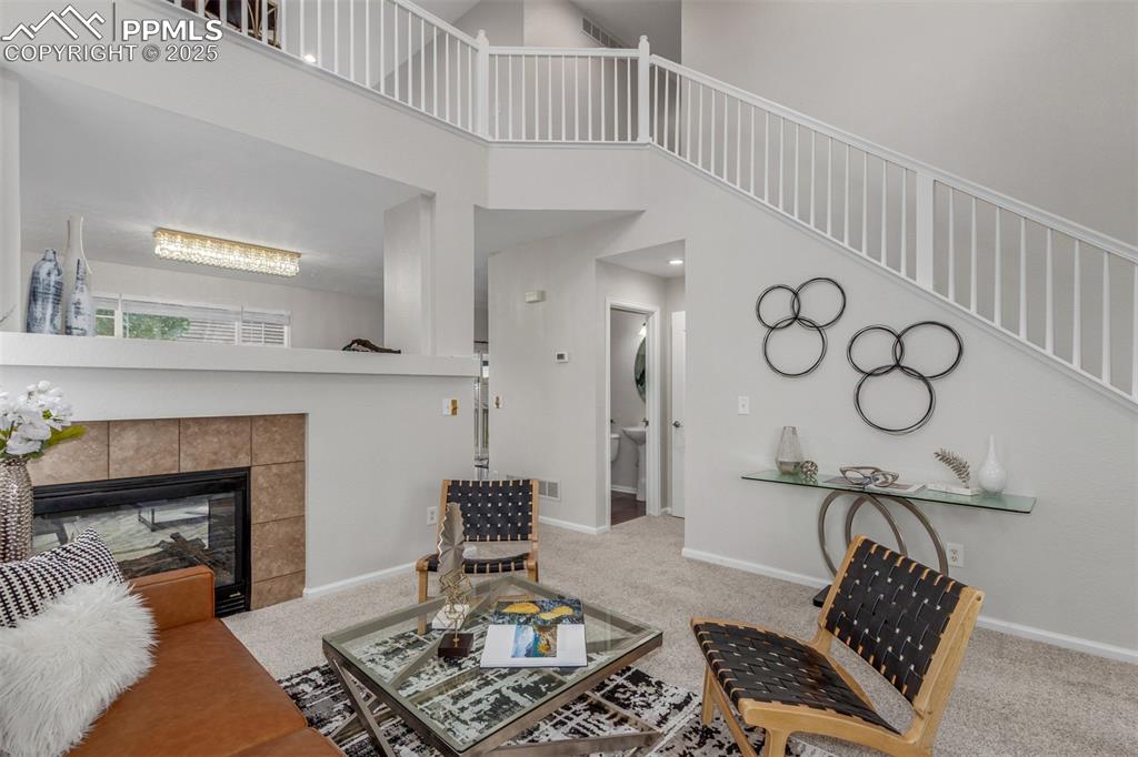 Image 7 of 50: Living Room