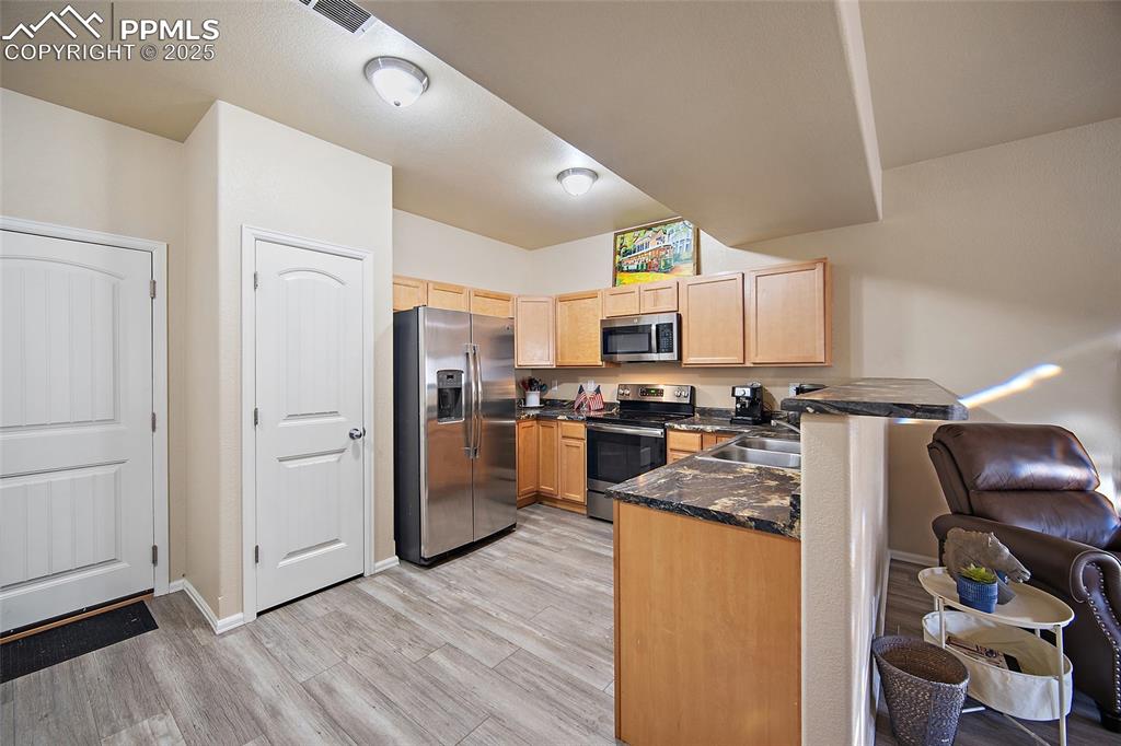 Image 15 of 38: Kitchen