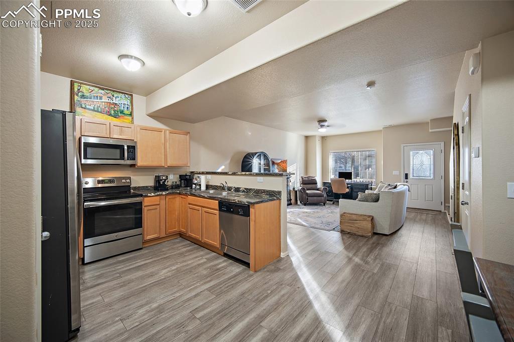 Image 17 of 38: Kitchen