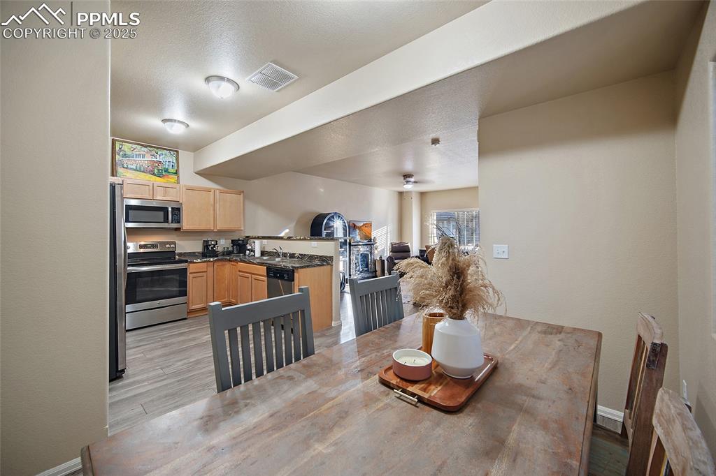 Image 19 of 38: Dining Area