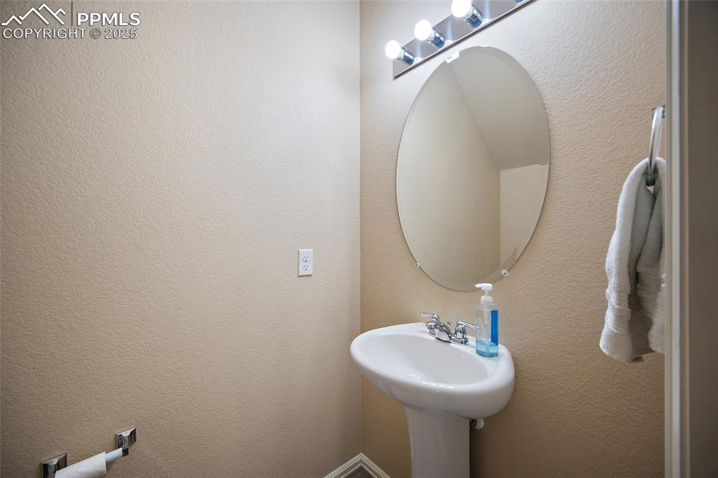 Image 20 of 38: Bathroom