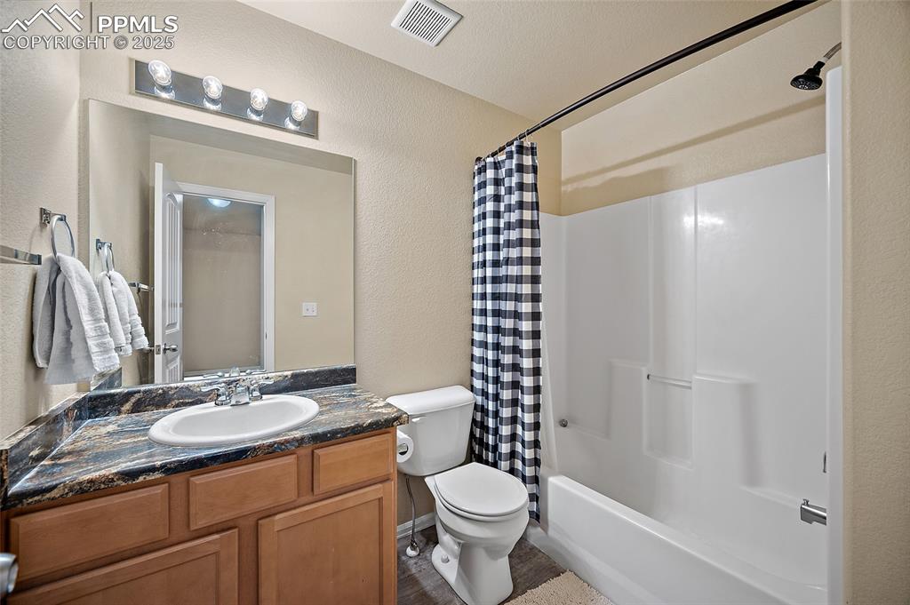 Image 31 of 38: Bathroom