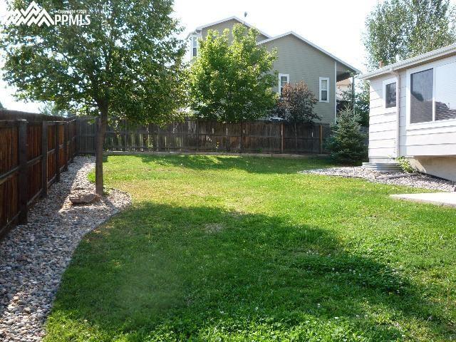 Image 2 of 3: Yard