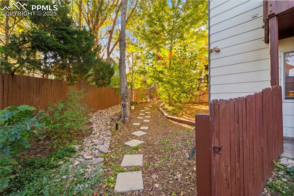 Image 11 of 50: Yard