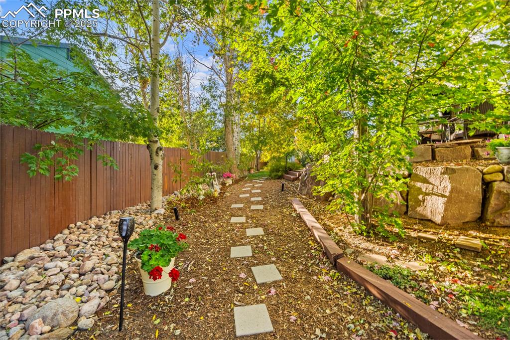 Image 12 of 50: Yard