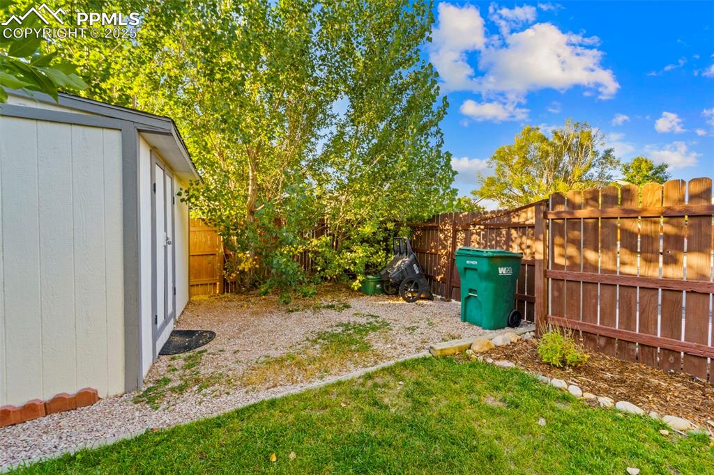 Image 19 of 50: Yard