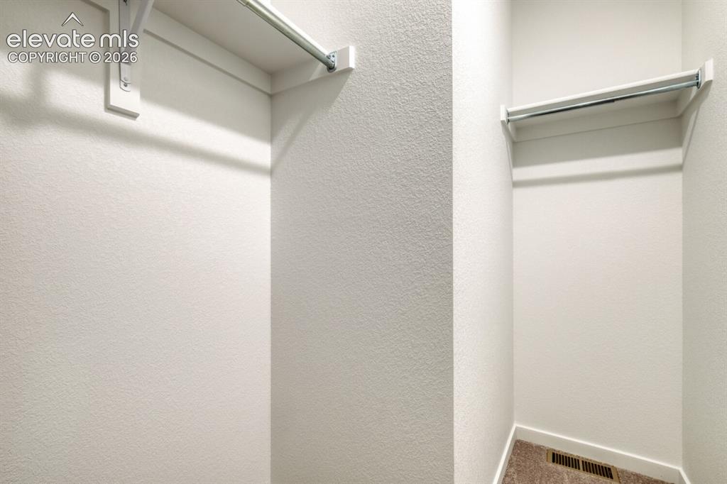 Image 10 of 11: Closet