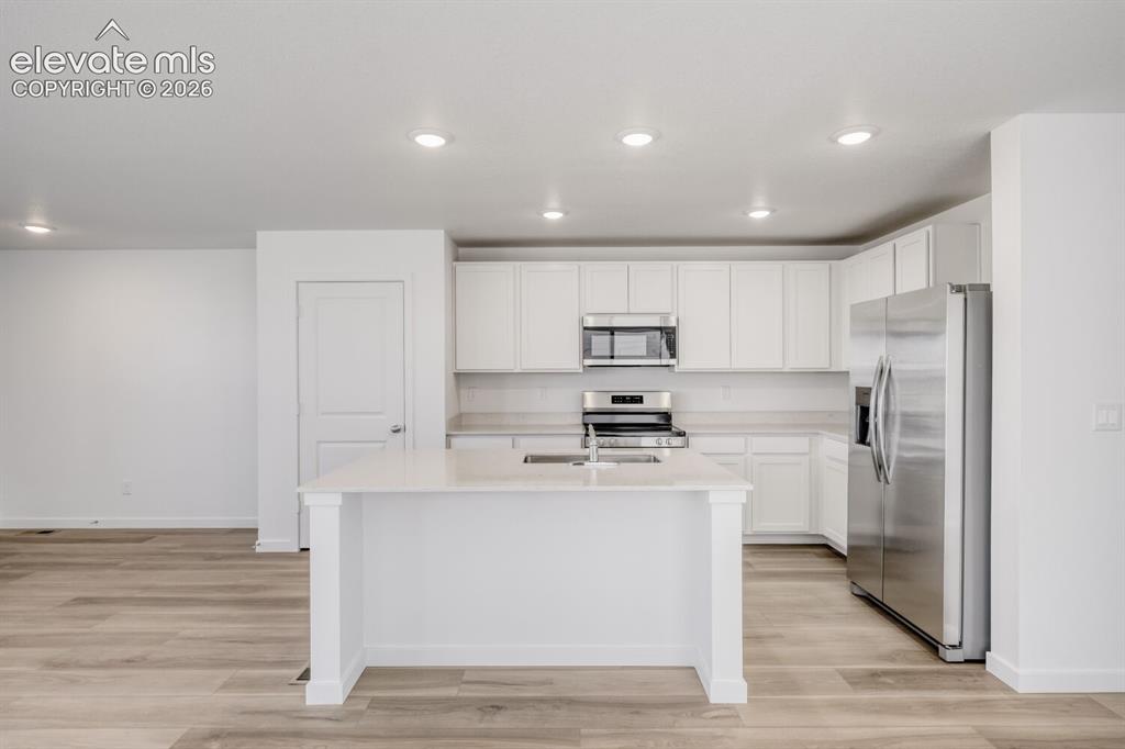 Image 4 of 11: Kitchen