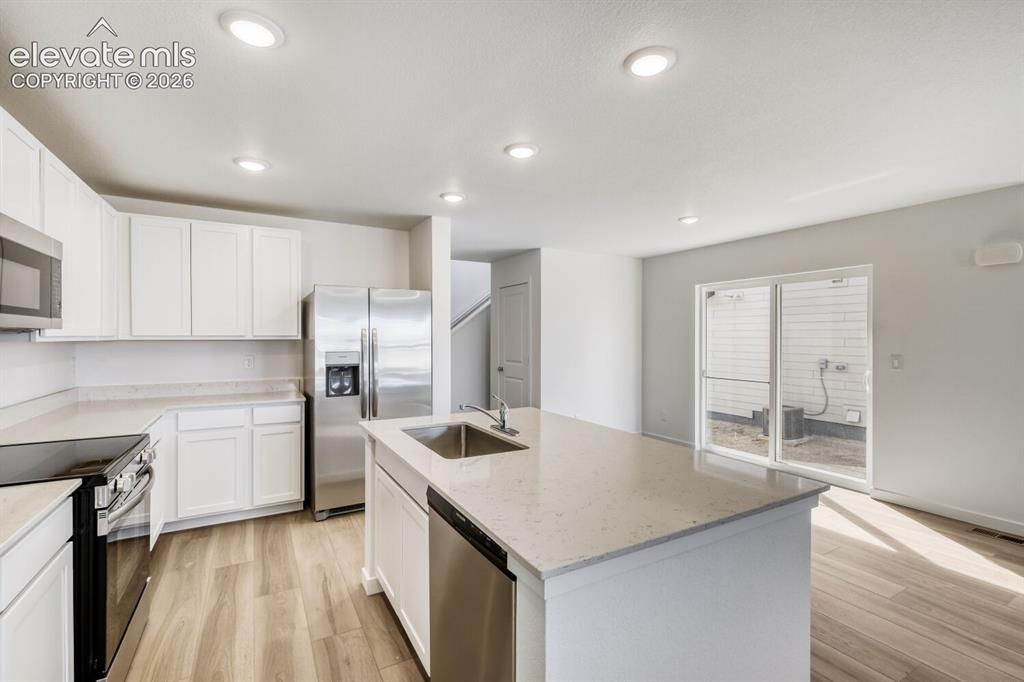 Image 6 of 11: Kitchen