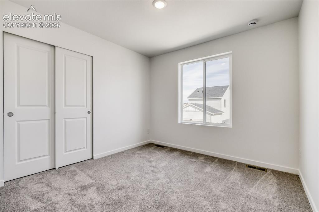 Image 9 of 11: Bedroom