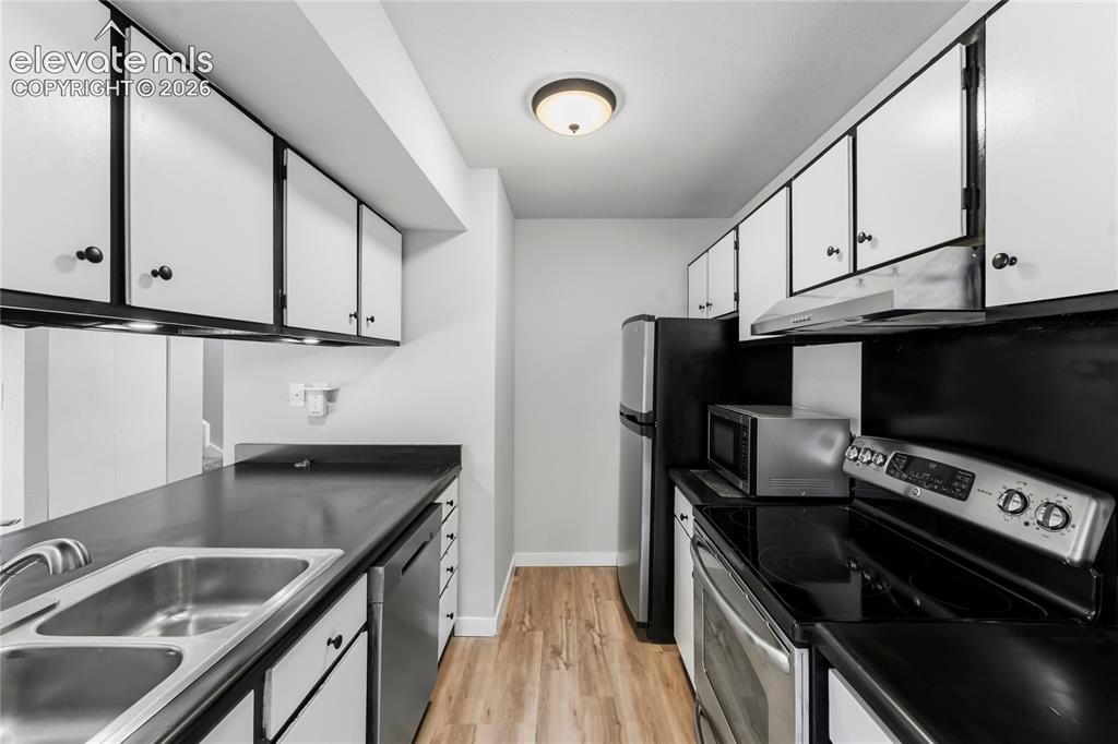 Image 11 of 24: Kitchen