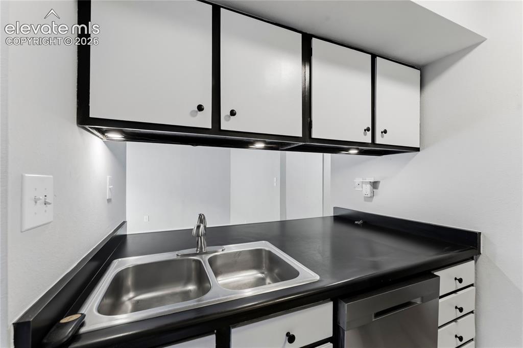 Image 12 of 24: Kitchen