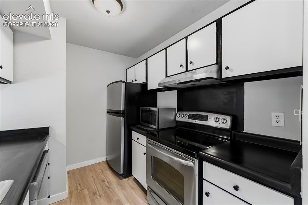 Image 13 of 24: Kitchen