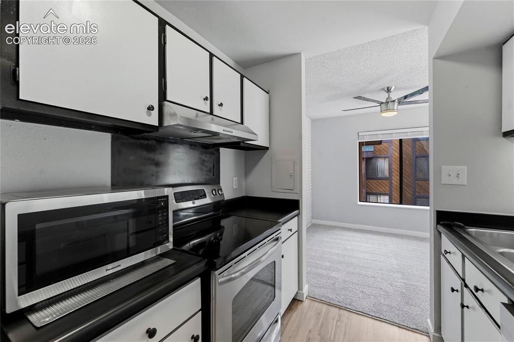 Image 14 of 24: Kitchen