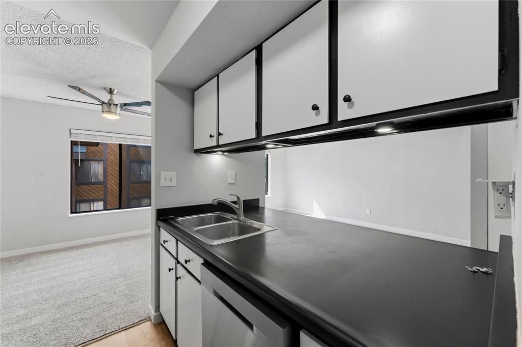 Image 15 of 24: Kitchen