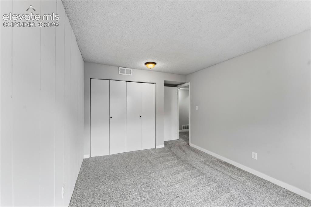 Image 19 of 24: Bedroom