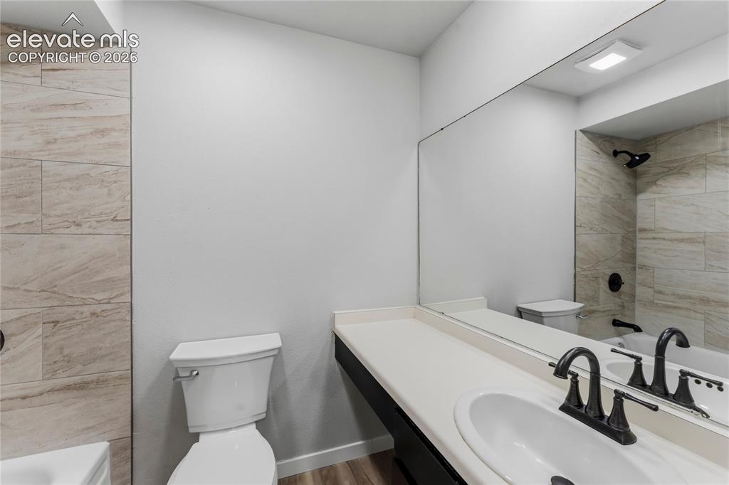 Image 22 of 24: Bathroom
