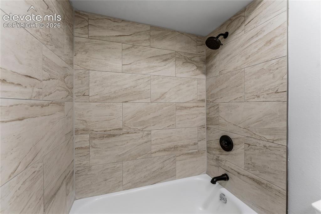 Image 23 of 24: Bathroom